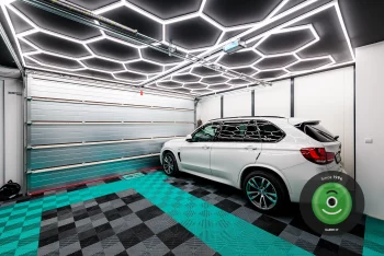 Interiéri garáže Gardeon - ručná autoumyváreň, vyplnená podlaha a dizajnové svetlá