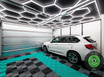 Interiéri garáže Gardeon - ručná autoumyváreň, vyplnená podlaha a dizajnové svetlá