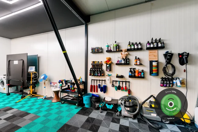 Interiéri garáže Gardeon - ručná autoumyváreň, prípravky na umývanie áut