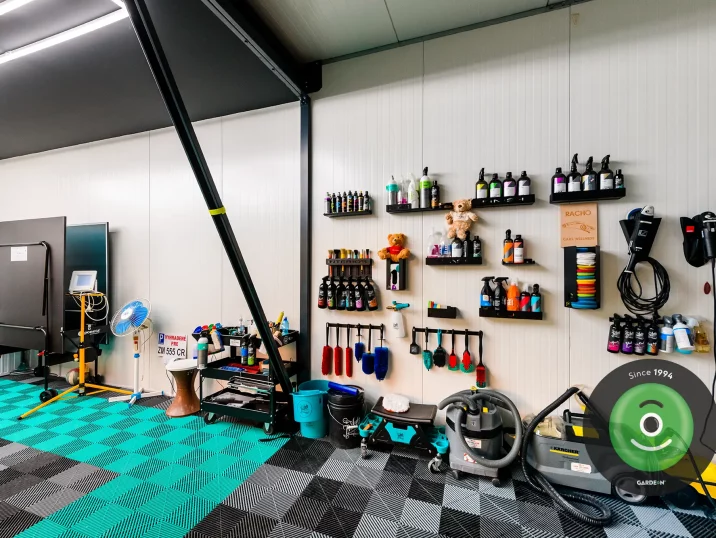 Interiéri garáže Gardeon - ručná autoumyváreň, prípravky na umývanie áut