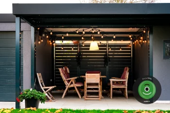 Posedenie pod prístreškom