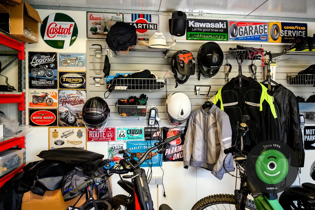 Motorkárske doplnky v garáži Gardeon