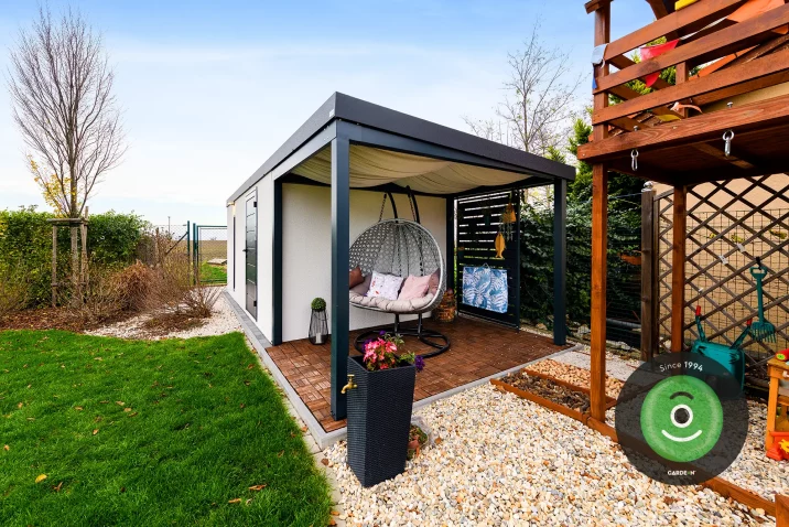 Hojdacie kreslo pod prístreškom