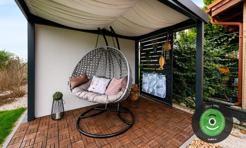 Relaxačné hojdacie kreslo pod prístreškom