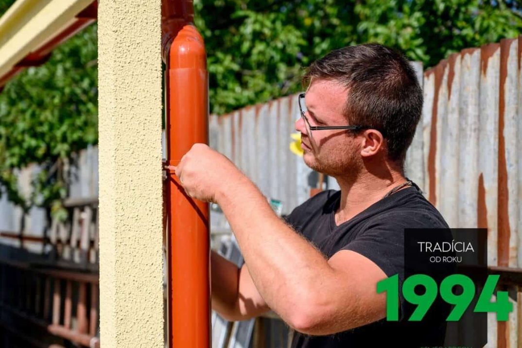 Upevnenie rúry ku konštrukcii.