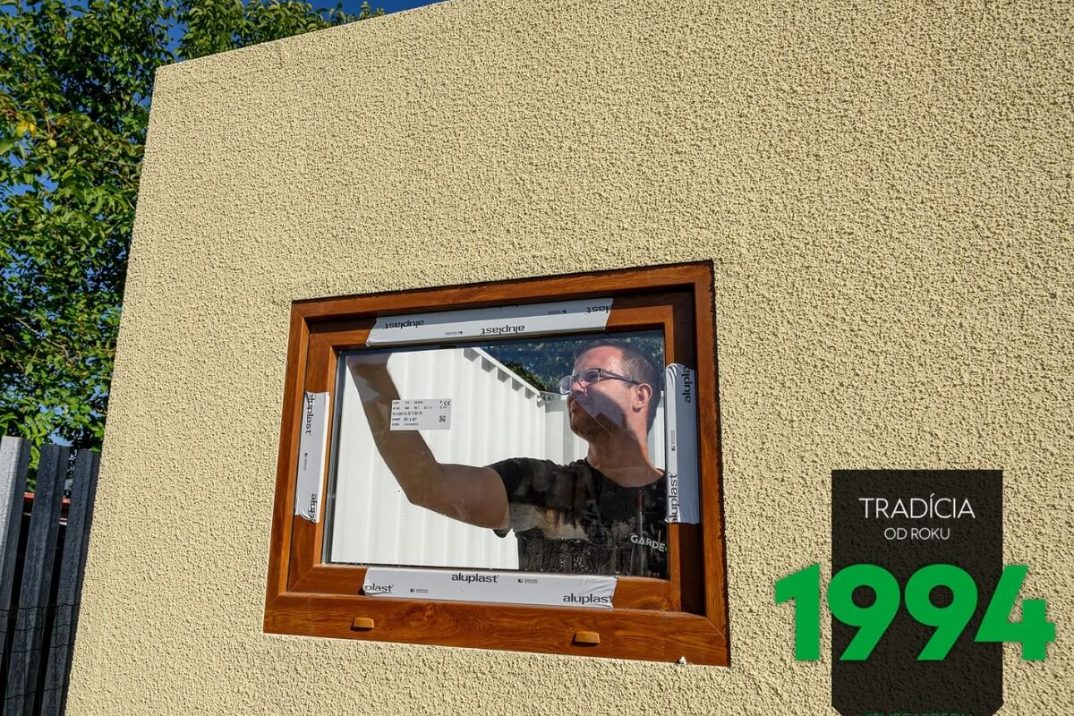 Osádzanie okna v stenovom paneli garáže.