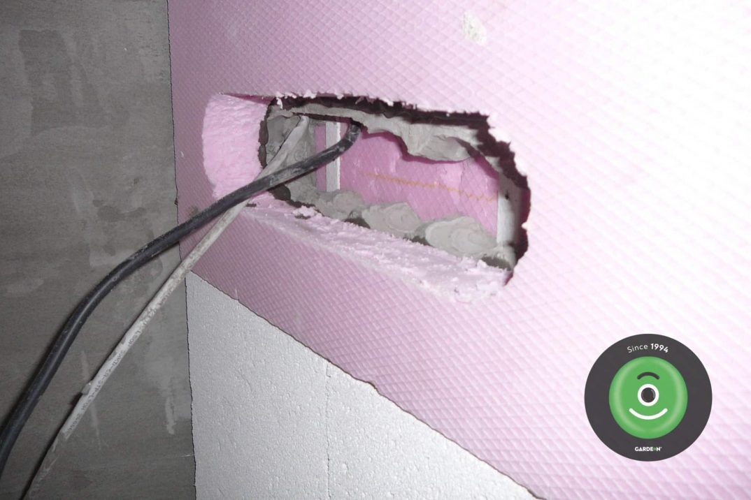 Elektrické káble vedené v stene záhradného domčeka