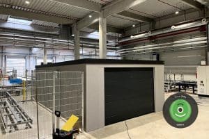 Montovan&aacute; stavba vo v&yacute;robnej hale. 