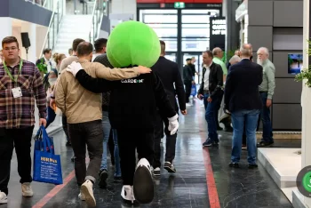 Maskot na prechádzke výstavou
