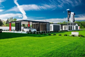 Tesla zaparkovaná pod prístreškom SIEBAU v showroome GARDEON