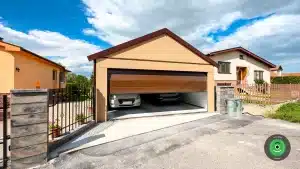 GARDEON gar&aacute;ž pre dve aut&aacute; sedlov&aacute; strecha otvoren&aacute; br&aacute;na