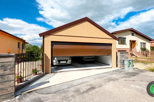 GARDEON garáž pre dve autá sedlová strecha otvorená brána