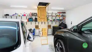 GARDEON gar&aacute;ž pre dve aut&aacute; sedlov&aacute; strecha skladaj&uacute;ci sa rebr&iacute;k zo stropu