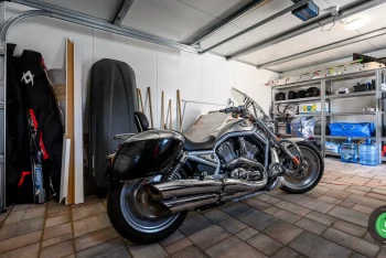 GARDEON garáž pre jedno auto a motorka vnútri