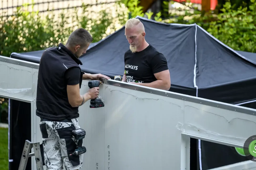 Pracujúci montážnici