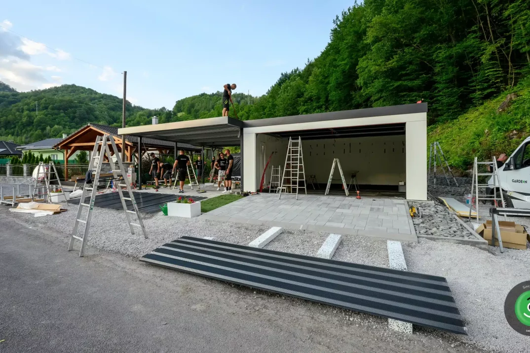 Prebiehájúca montáž prístrešku