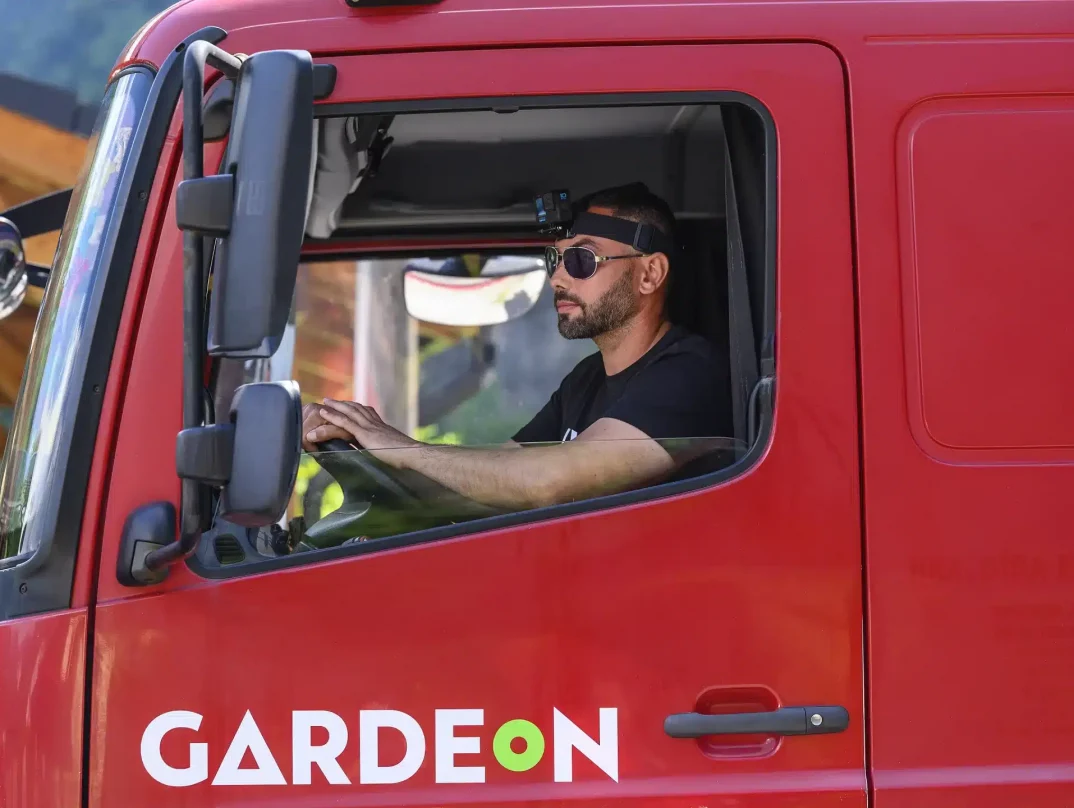 Prichádzajúce nákladné auto s ďalšou stavbou pre Garáž TV