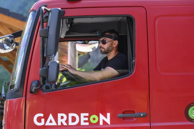Prichádzajúce nákladné auto s ďalšou stavbou pre Garáž TV
