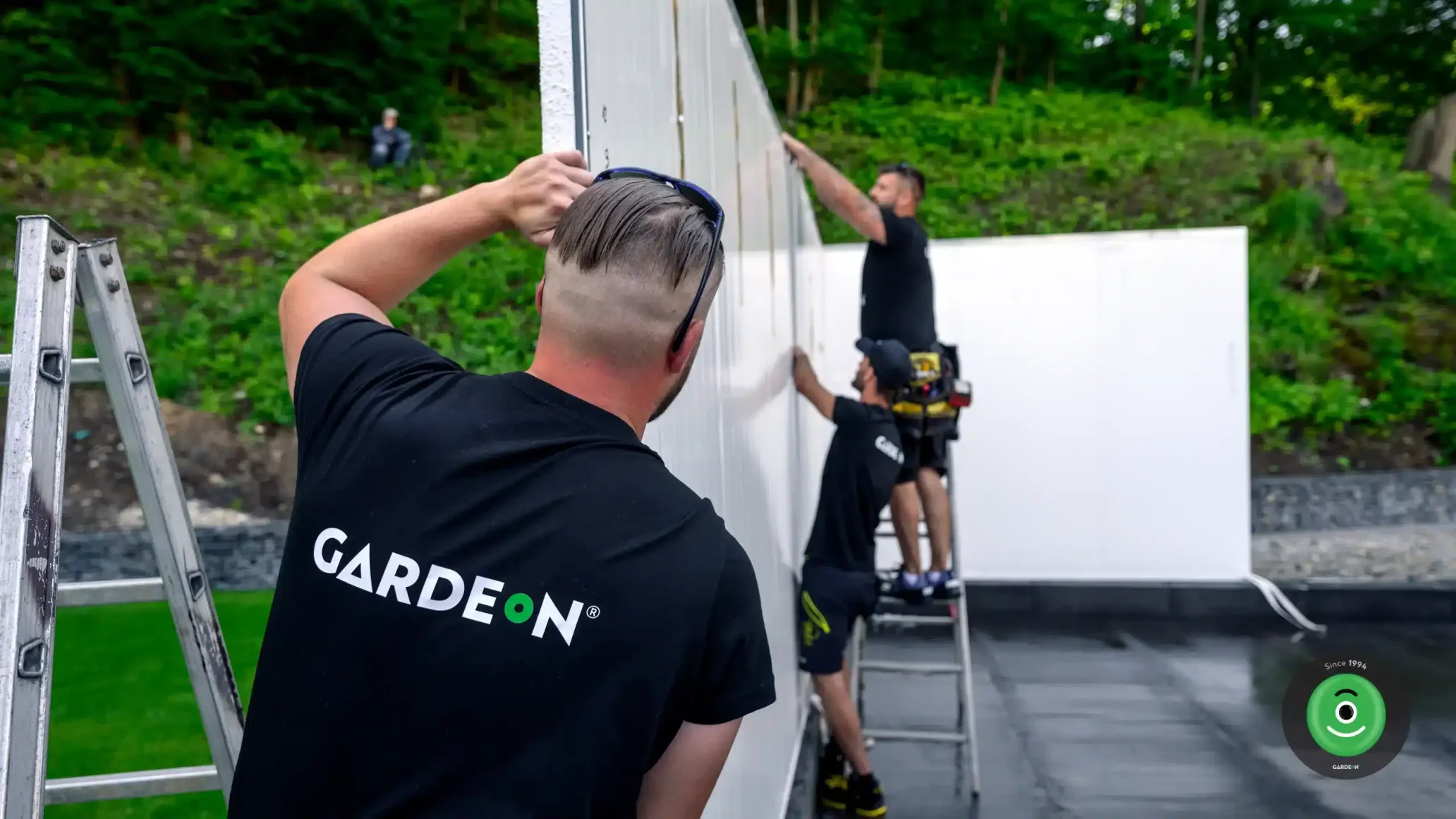 Montážnici Gardeonu osádzajú stenové panely garáže.