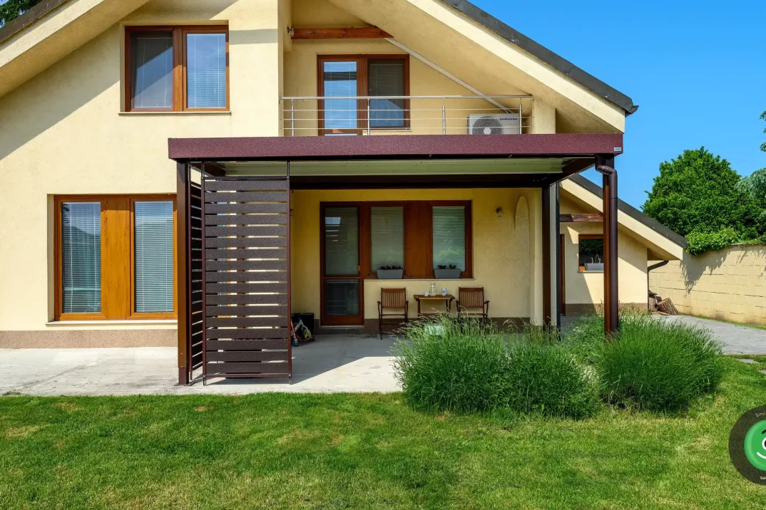 GARDEON kovová pergola pred domom posedenie