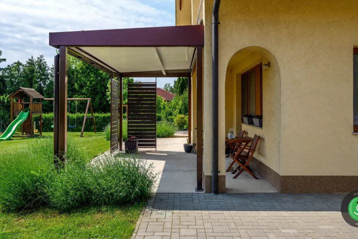 GARDEON pergola pred domom stoličky