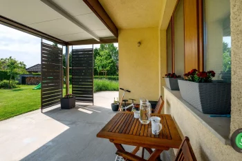 GARDEON pergola pred domom so stoličkami a stolíkom
