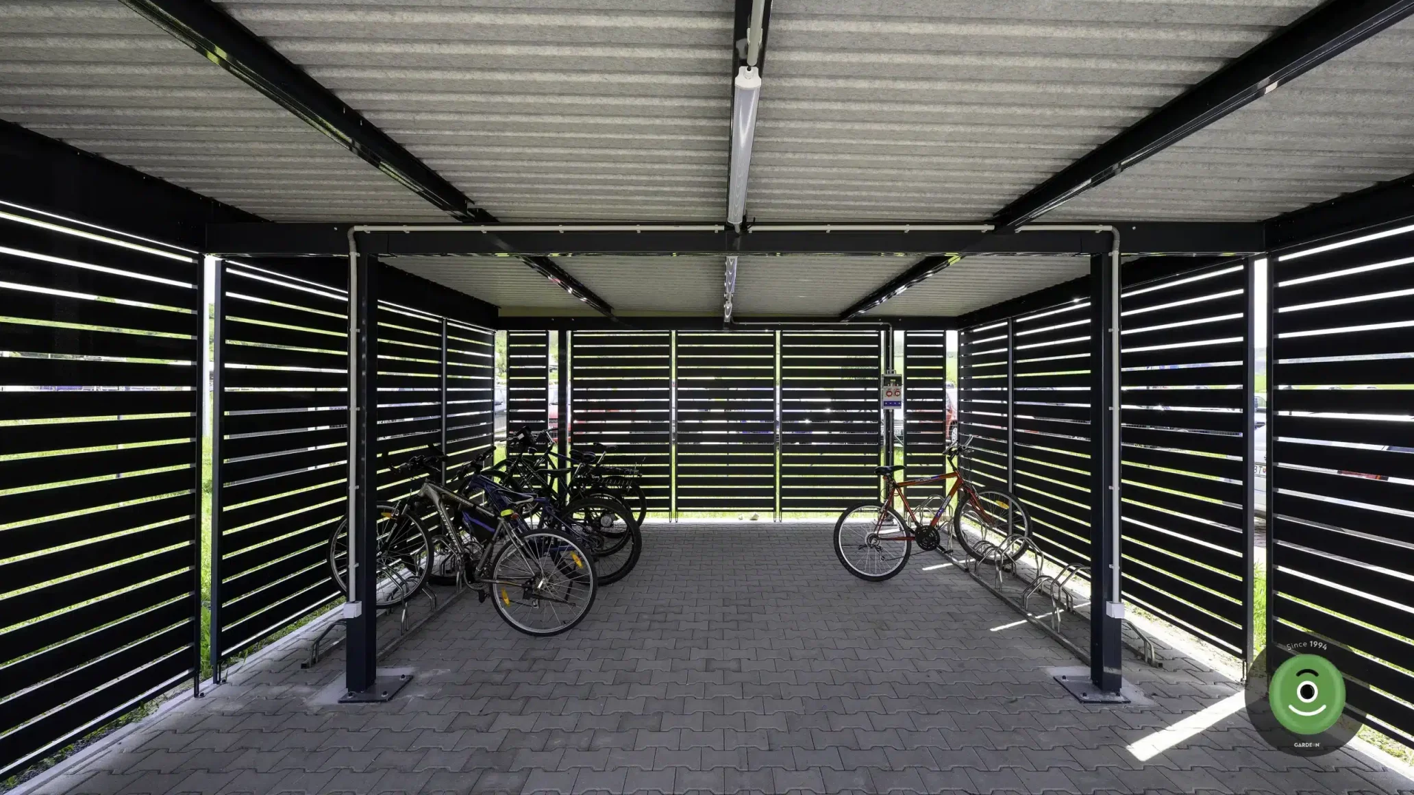 GARDEON pergola pre bicykle vo firme vnútri.