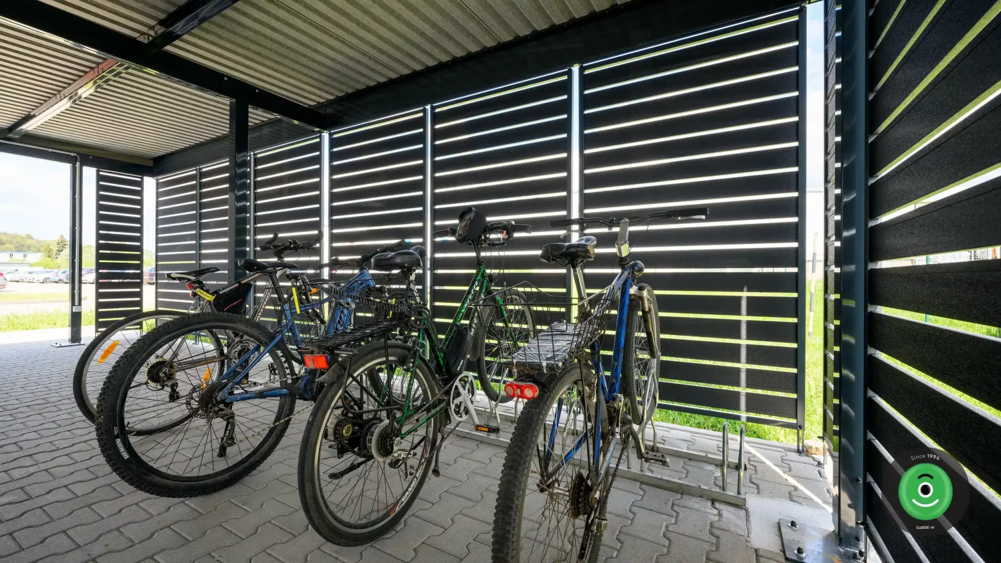 GARDEON pergola pre bicykle vo firme stojan na bicykle.