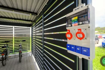 GARDEON pergola pre bicykle vo firme elektroinštalácia.