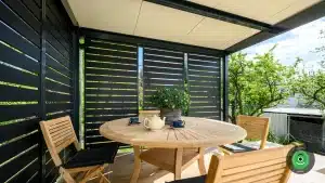 GARDEON vyvýšená pergola na posedenie drevený stôl a stoličky