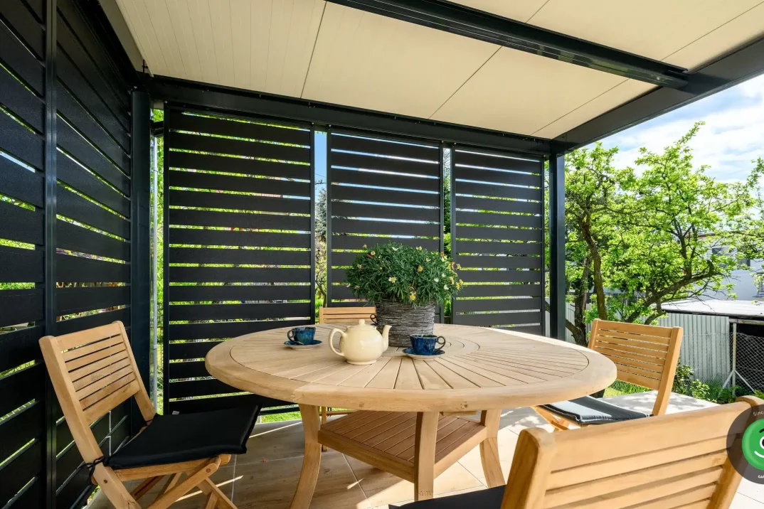 GARDEON vyvýšená pergola na posedenie drevený stôl a stoličky