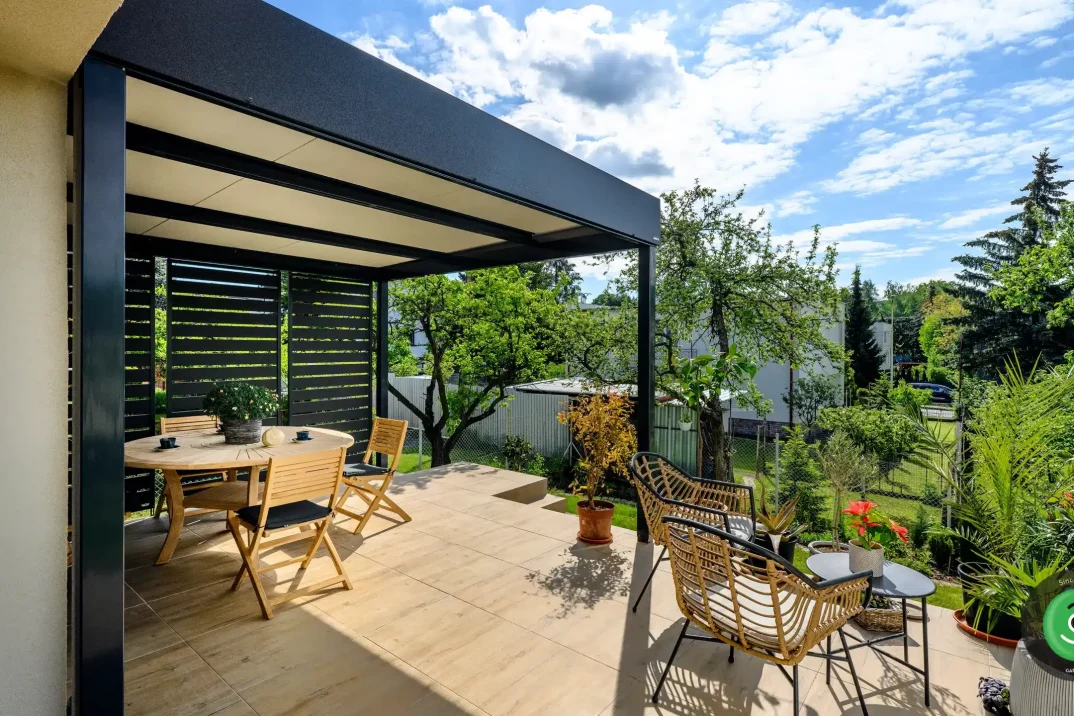 GARDEON vyvýšená pergola na posedenie ratanový nábytok