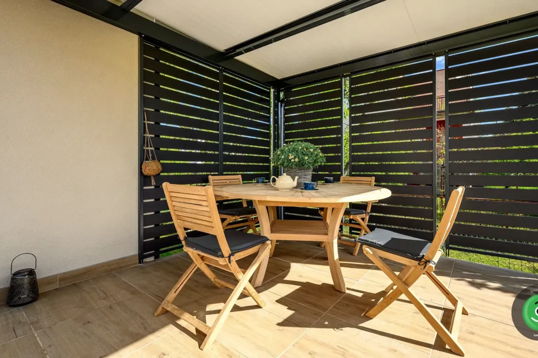 GARDEON vyvýšená pergola na posedenie s posedením