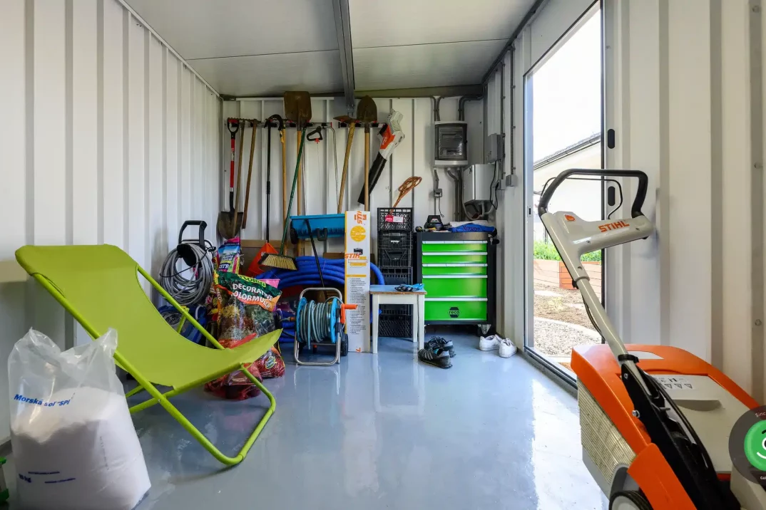 GARDEON záhradný dočmek s pultovou strechou interiér, kosačka, hadice, náradie