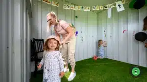 Deti v z&aacute;hradnom domčeku