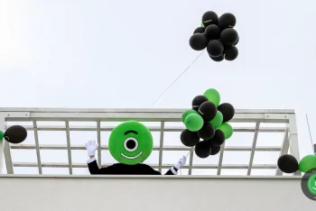 Maskot s balónmi na streche GARDEONu