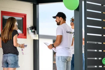 Zákazníci komunikujú s obchodným zástupcom
