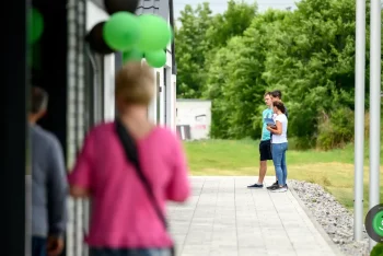 Komunikácia zákazníkov pred garážou