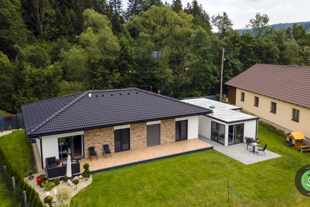 GARDEON záhradný domček s vonkajším posedením vedľa domu.