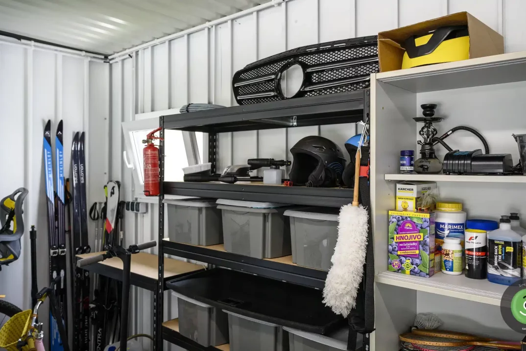 Ukladaci priestor v bielej GARDEON garáži.