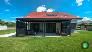 GARDEON pergola s čiernou v&yacute;plňou s v&yacute;hľadom na z&aacute;hradu.