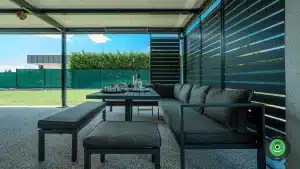 Interiér GARDEON pergoly s čiernou hlinikovou výplňou.