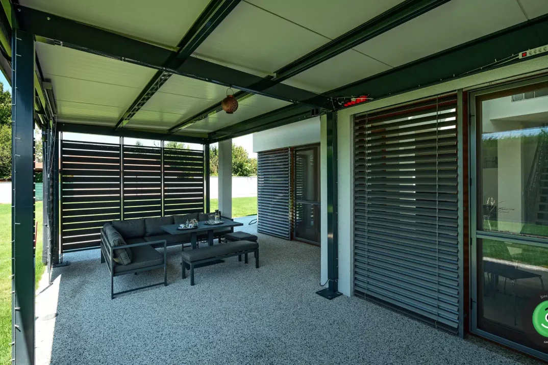 GARDEON pergola opretá o rodinný dom s posedením vo vnútri.
