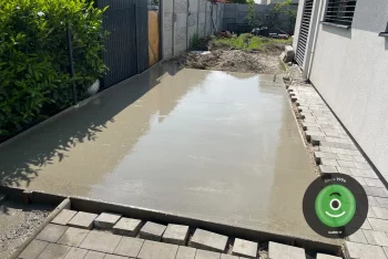 Rovná betónová platňa pri zamkovej dlažbe