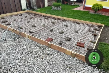 Kamenistý podklad pod betónovú platňu s armatúrou