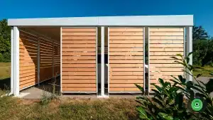 Bočn&aacute; strana pr&iacute;stre&scaron;ku pre dve aut&aacute; s hned&yacute;mi elementami