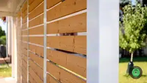 Detail hnedej drevenej v&yacute;plne na pr&iacute;stre&scaron;ku pre dve aut&aacute;.