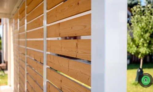 Detail hnedej drevenej výplne na prístrešku pre dve autá.