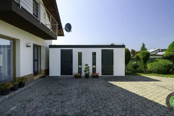 GARDEON záhradný domček pri rodinnom dome vedľa záhrady.