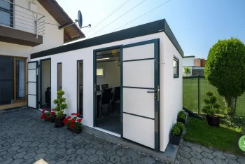 GARDEON biely záhradný domček pri rodinnom dome.